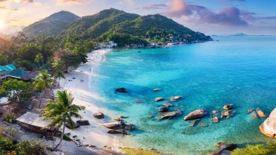 Blick auf eine Bucht auf Koh Samui mit hellem Strand und türkisfarbenem Wasser, Thailand