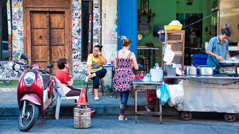 Blick auf eine Garküche in einer Strasse in Thailand