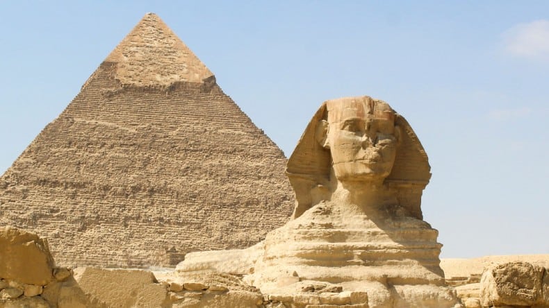 Blick auf die Chephren-Pyramide mit der berühmten Sphin, Kairo, Ägypten.