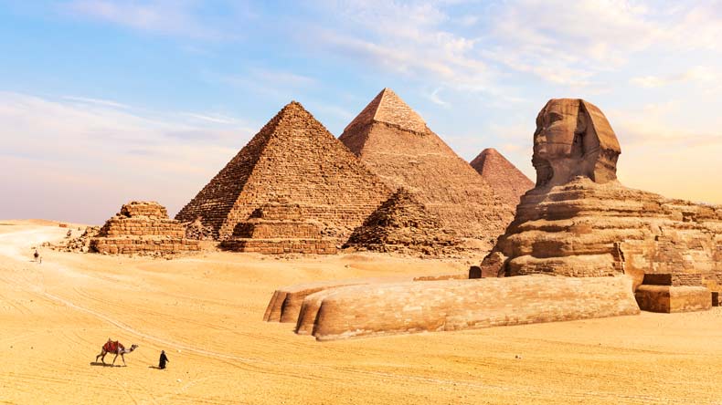 Pyramiden von Gizeh in der ägyptischen Wüste mit Sphinx in Kairo.