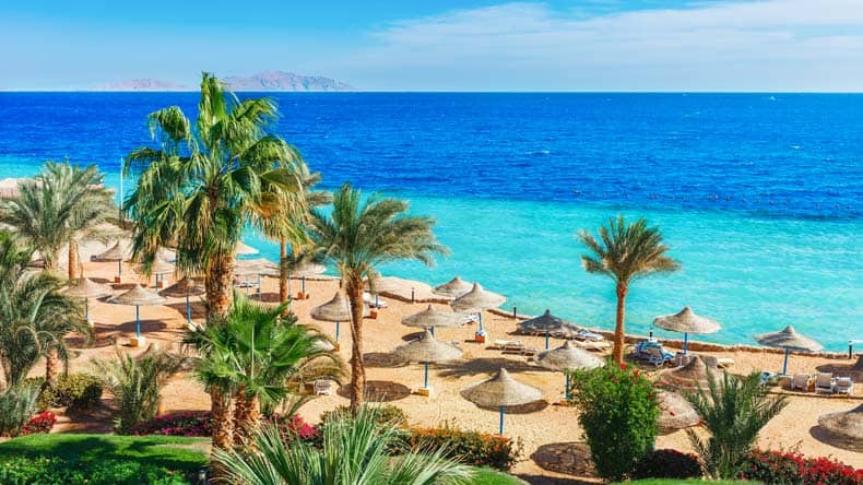 Blick auf den Strand von Sharm el Sheik am Roten Meer in Ägypten.