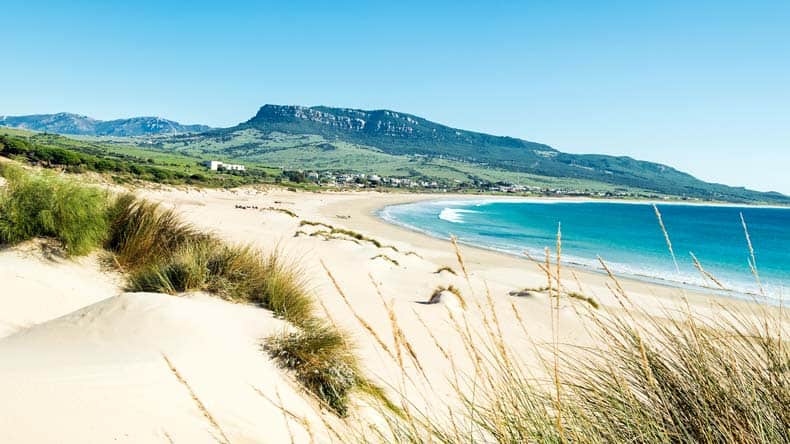 Blick auf einen menschenleeren Strand an der Costa de la Luz, Andalusien, Spanien.