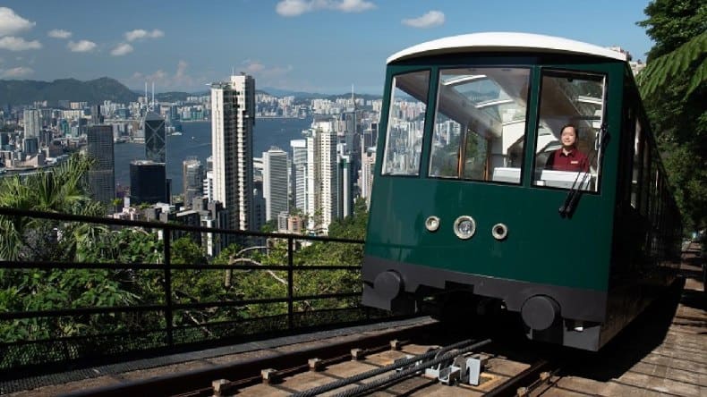 Die Standseilbahn, Peak Tram, bringt Touristen und Einheimische auf den bekanntesten Berg Hongkongs, dem Victoria Peak.