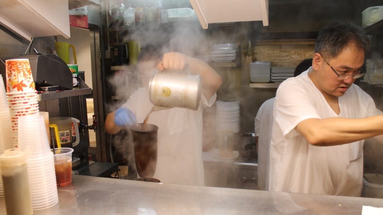 Eine Garküche im Wohnviertel Sham Shui Po in Hongkong