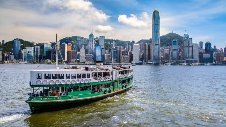 Die Star Ferry verkehrt zwischen der Halbinsel Kowloon und Kong Kong Island.