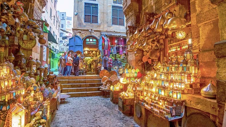 Bunter Basar mit Marktständen in der Altstadt in Kairo, Ägypten.