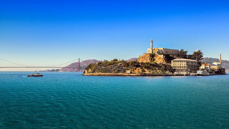 Blick auf die berüchtigte und ehemalige Gefängnisinsel Alcatraz, Kalfornien.