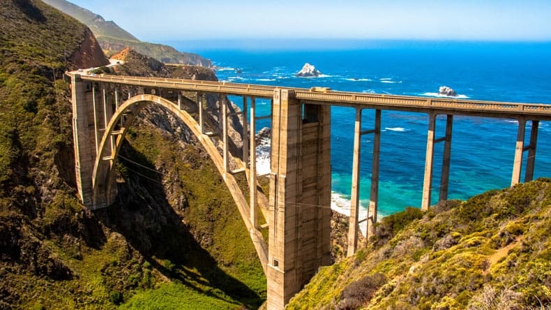 Die gigantische Bixby Brücke mit atemberaubendem Ausblick entlang des Highway 1.