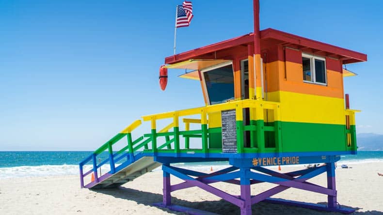 Blick auf den langen Strand von Venice Beach mit Rettungsschwimmer-Häuschen, Kalifornien