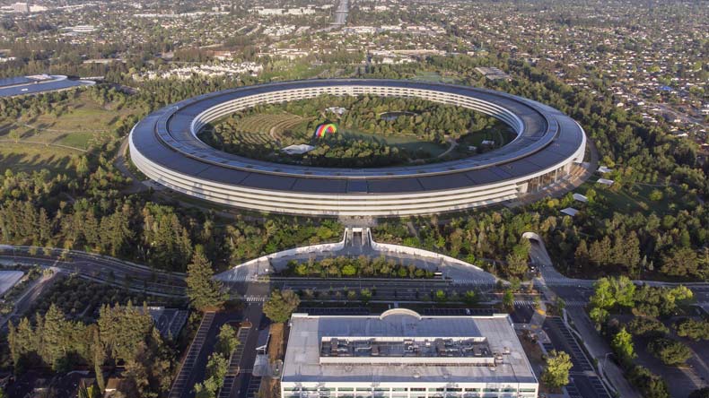Blick auf die gigantische Apple Zentrale in Silicon Valley, Kalifornien