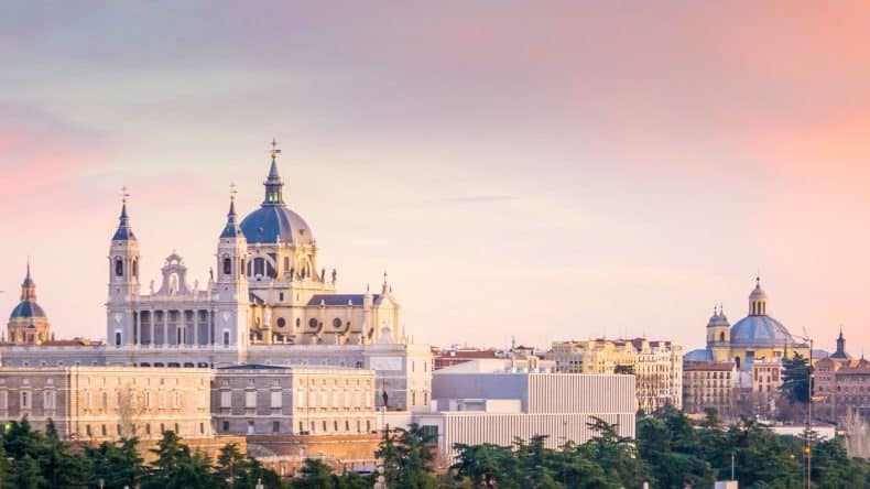 Blick auf die Kathedrale von Madrid und einen Teil der Stadt, Spanien