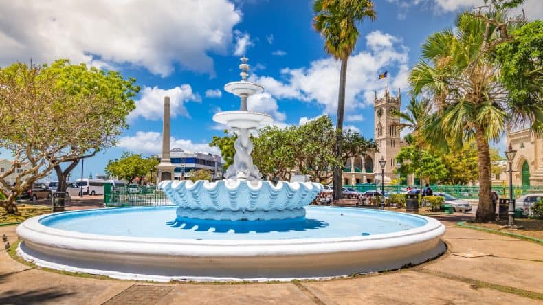 Blick auf einen Brunnen im Stadtzentrum von Bridgetown auf der Karibik Insel Barbados.
