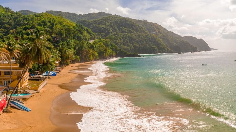 Barbados in der Karibik - wunderschöne, hügelige Landschaften, Palmen, Strand und Meer.