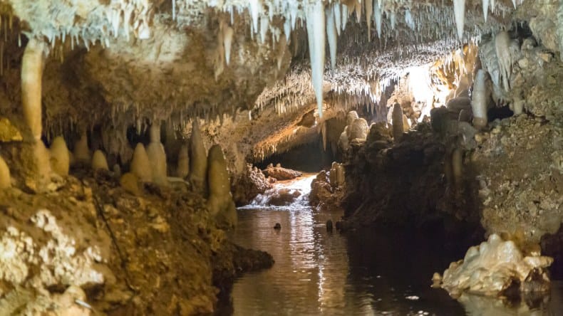 Die Tropfsteinhöhle Harrison’s Cave auf der Insel Barbados in der Karibik, ist ein beliebtes Ausflugsziel bei Touristen.