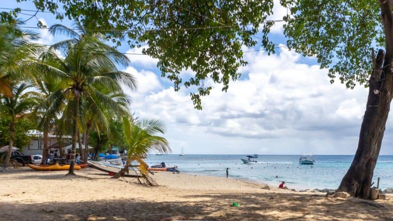 Der Strand Holetown Beach an der Ostküste Barbados ist beliebt bei Schnorchlern. Hier kann man Meeresschildkröten sehen.