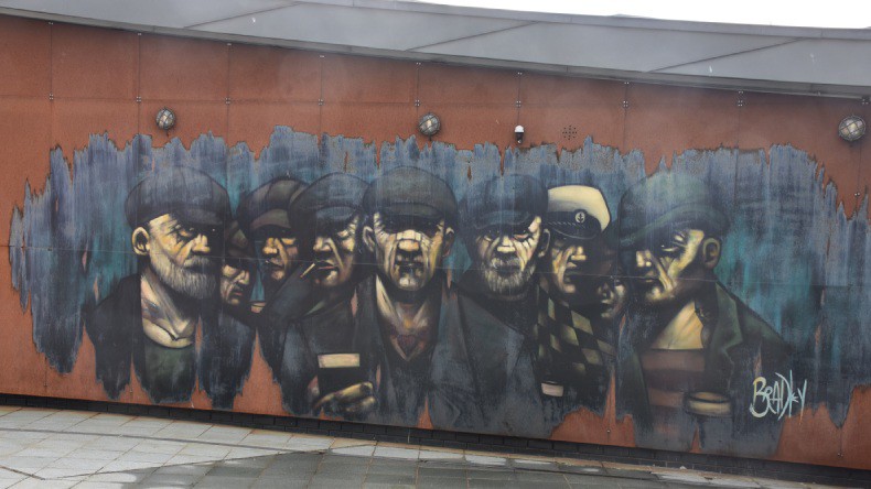 Ein Wandbild auf der mit Kunst verzierten Peace Wall in Belfast in Nordirland.