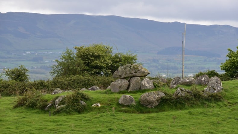 Ein Megalithgrab auf den Grabfeldern von Carrowmore in Nordirland.