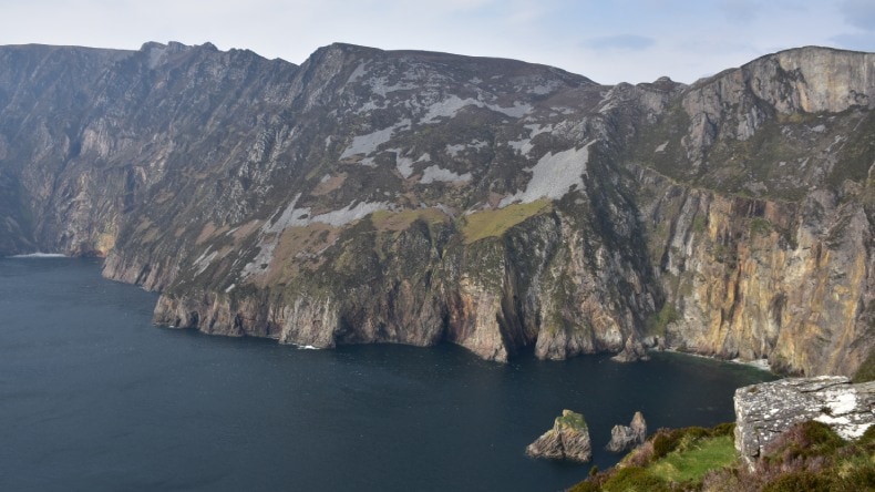 Blick auf die imposanten Klippen von Slieve League in Nordirland.