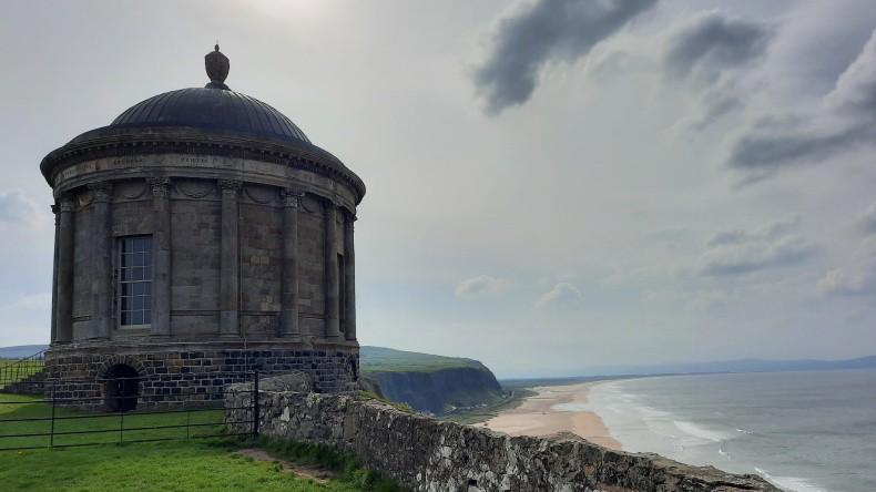 Der Mussenden-Tempel am Downhill-Strand in Nordirland.