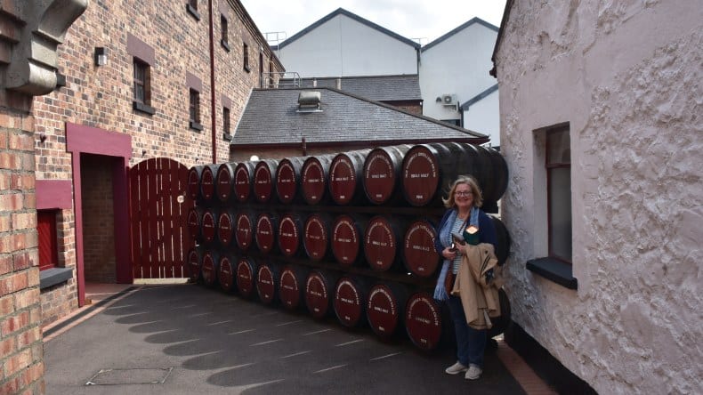 TUI Bloggerin Christine in der Old Bushmills Distillery in Nordirland.