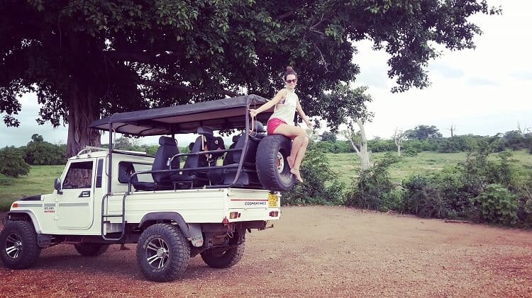 Blick auf eine Frau, die auf einem Safari-Jeep sitzt, Udawalawe Safari Tour Sri Lanka