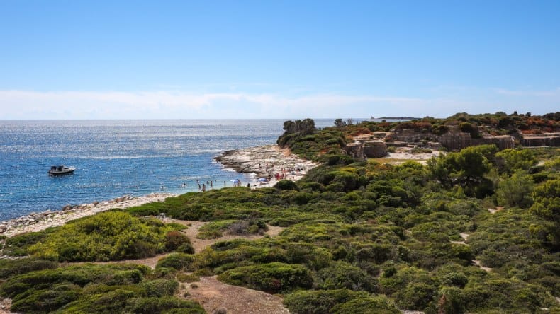 Blick auf den felsigen Strand der Insel Jerolim, Kroatien