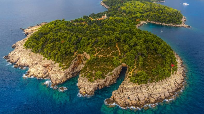 Blick von oben auf die grüne Insel Lokrum, Dubrovnik, Kroatien