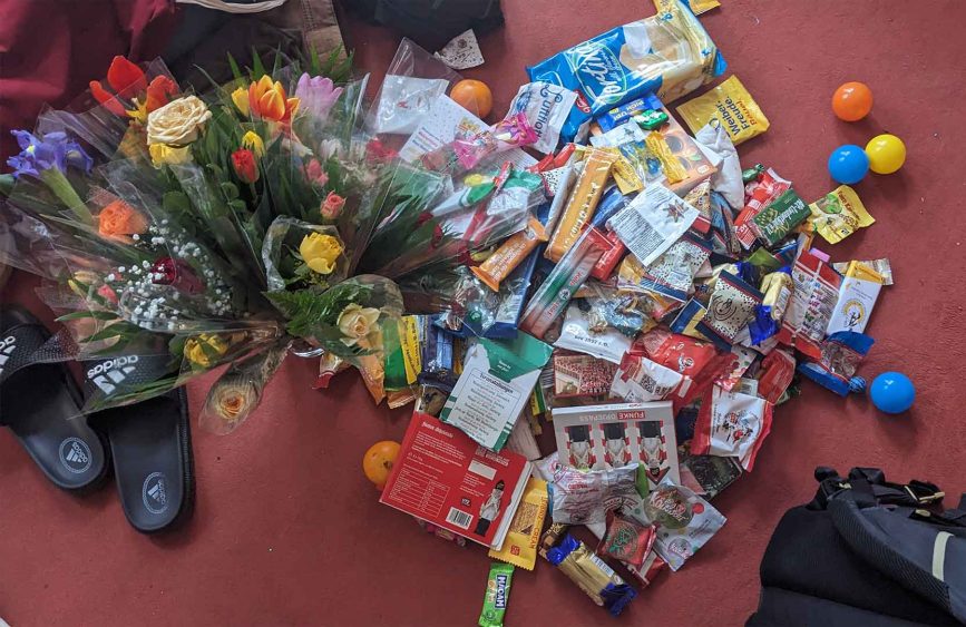 Kamelle aus Blumen und Süßigkeiten