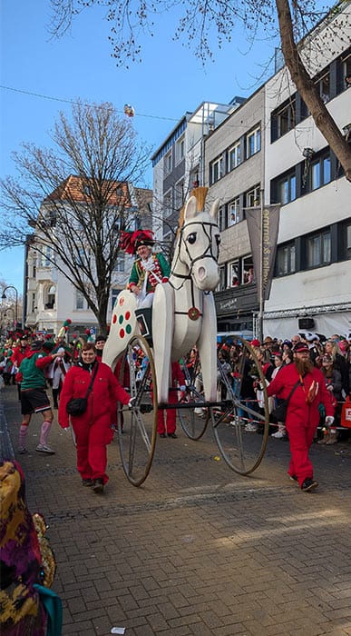 Eine Darstellung auf dem Rosenmontagsumzug in Köln