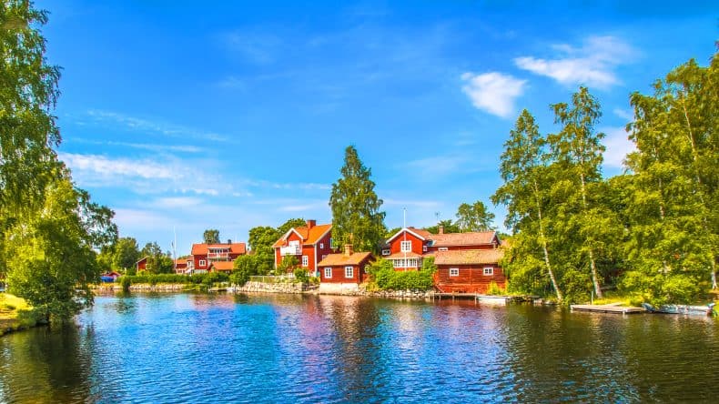 Idyllisch - der Ort Dalarna in Schweden mit seinen roten Holzhäusern am Fluß.