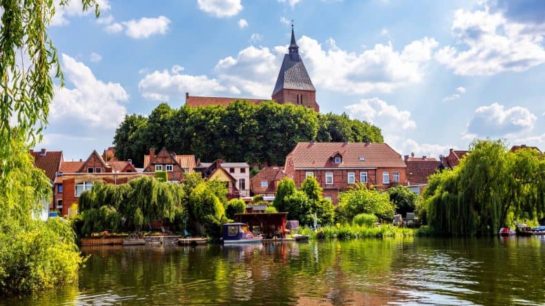 Blick auf die schöne, mittelalterliche Stadt Mölln in Schleswig-Holstein in Deutschland.