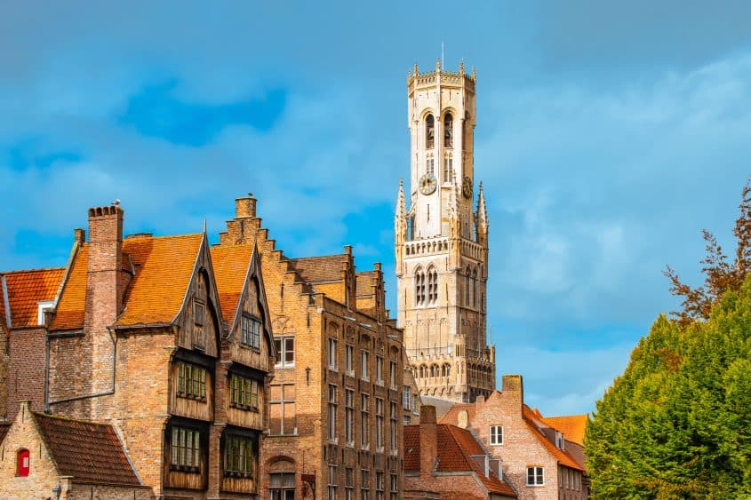 Blick auf den wunderschönen Glockenturm am Marktplatz in Brügge.