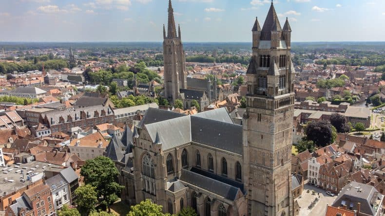 Blick auf die St.-Salvator-Kathedrale, die Hauptkirche der Stadt Brügge.