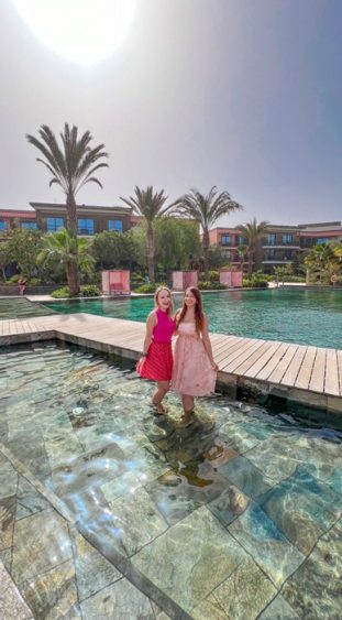 TUI Mitarbeiterinnen Rebecca und Lea im Pool vom Hilton Cabo Verda Sal Resort auf der kapverdischen Insel Sal.