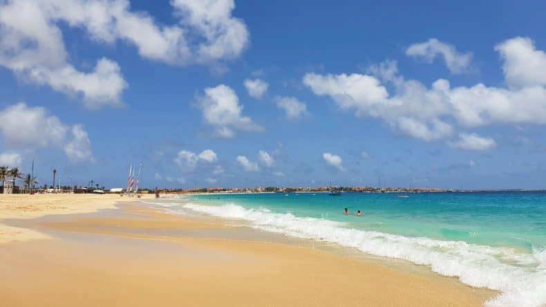 Blick auf einen der traumhaften Strände auf der kapverdischen Insel Sal: weißer Sand und türkisfarbenes Meer.