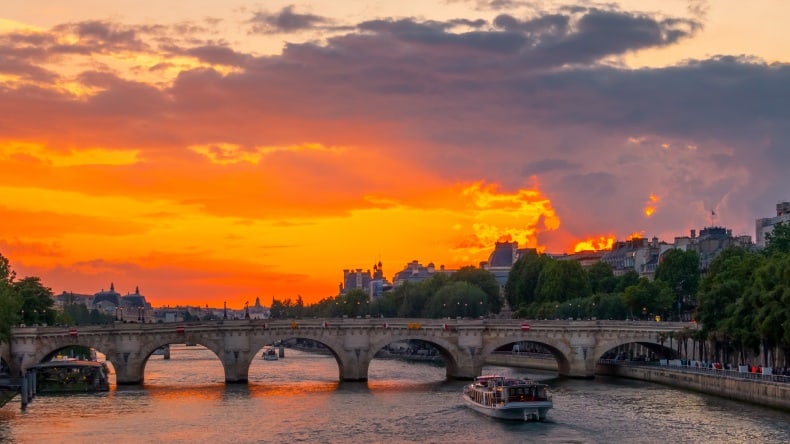 Eine Bootsfahrt auf der Seine in Paris beim Licht der untergehenden Sonne.