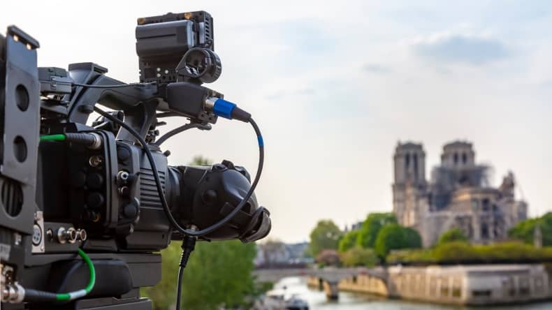 Eine Kamera für Filmaufnahmen in Paris. Paris dient als Filmkulisse in vielen Filmen.