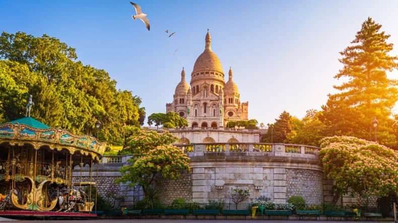 Die Basilika Sacré-Coeur befindet sich auf dem höchsten Punkt in Paris, auf dem Montmartre Hügel.