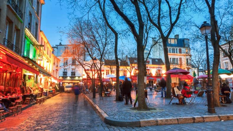 Der Place du Tertre befindet sich im Herzen von Montmartre in Paris. Hier haben viele Maler ihre Staffelei aufgebaut und man kann sich porträtieren lassen.