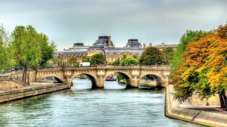 Paris älteste Brücke über die Seine ist die Pont Neuf Brücke. Sie ist ganze 238 Meter lang.