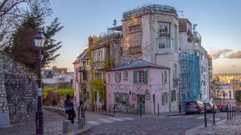 Das kleine rosa Häuschen in Montmartre in Paris ist heute ein kleines Restaurant und Cafe und ein beliebtes Fotomotiv.