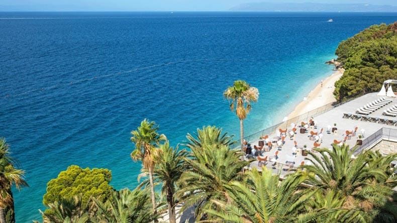 Blick auf den Strand von der Terrasse des Bluesun Hotel Jardin.