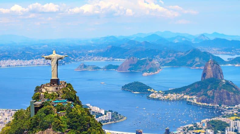 Blick auf die Christusstatue Cristo Redentor, den Zuckerhut und die Copacabana in Rio de Janeiro.