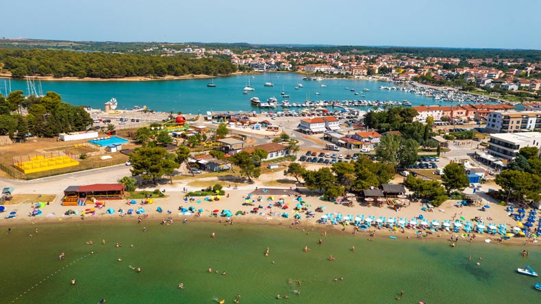 Luftaufnahme des Strandes Bijeca in der Stadt Medulin in Istrien, Kroatien.
