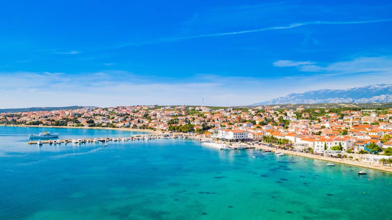 Blick auf den Strand der Stadt Novalia auf der Insel Pag