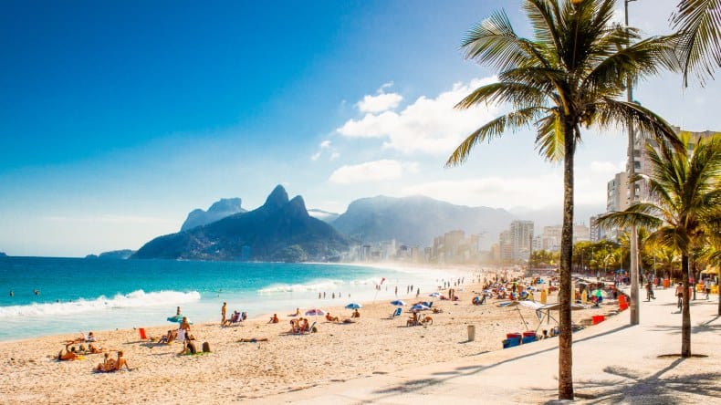 Blick auf den Strand von Ipanema in Rio de Janeiro.
