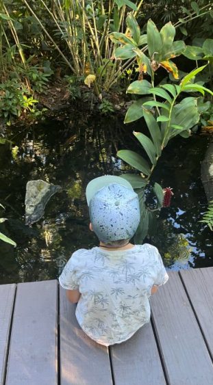 Kind auf Steg in der Hotelanlage Khao Lak Merlin Resort