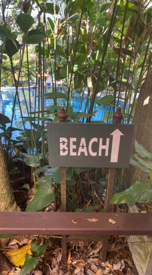 Wegweiser in der Hotelanlage zum Strand