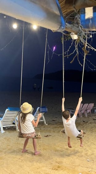 Kinder auf Schaukel im Restaurant in Khao Lak in Thailand