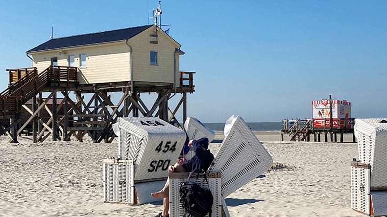 Blick auf die berühmten Stelzenbauten am Strand von SPO, Deutschland